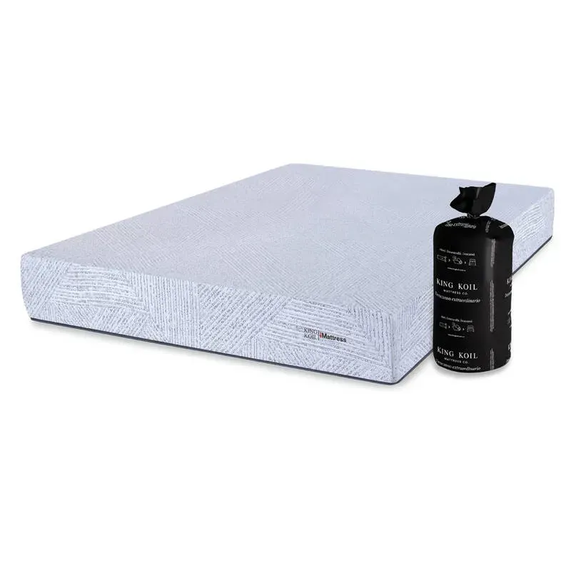 Colchón blanco junto a un paquete negro enrollado.