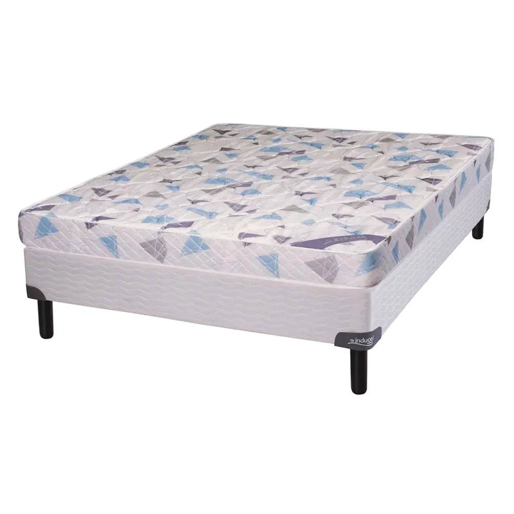 Colchón con estampado geométrico azul y blanco.