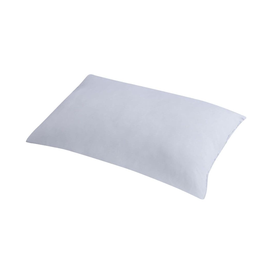 Cojín rectangular blanco sobre fondo blanco.