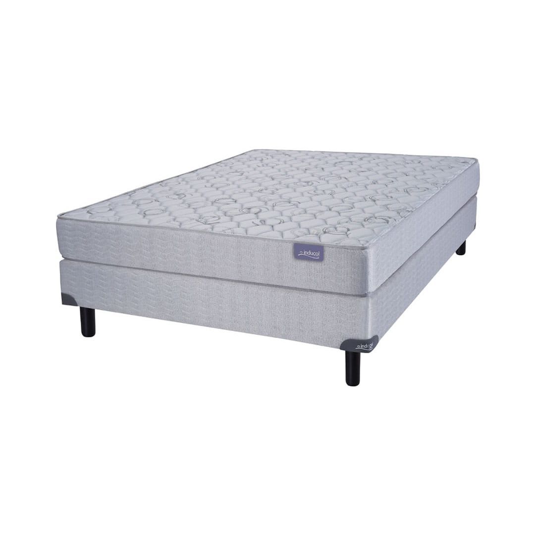 Colchón y somier grises sobre patas negras.