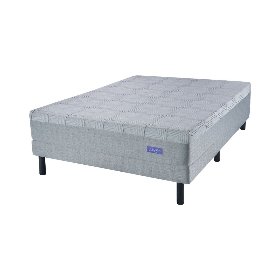 Colchón tapizado gris sobre una base a juego con patas negras.