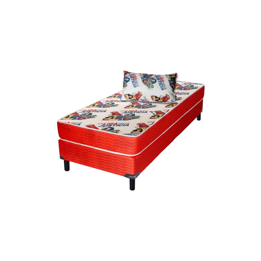 Cama individual con base y colchón rojos, estampado floral, almohada individual encima.