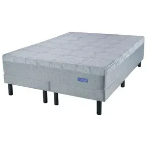 Colchón gris sobre una estructura de cama a juego con patas negras.