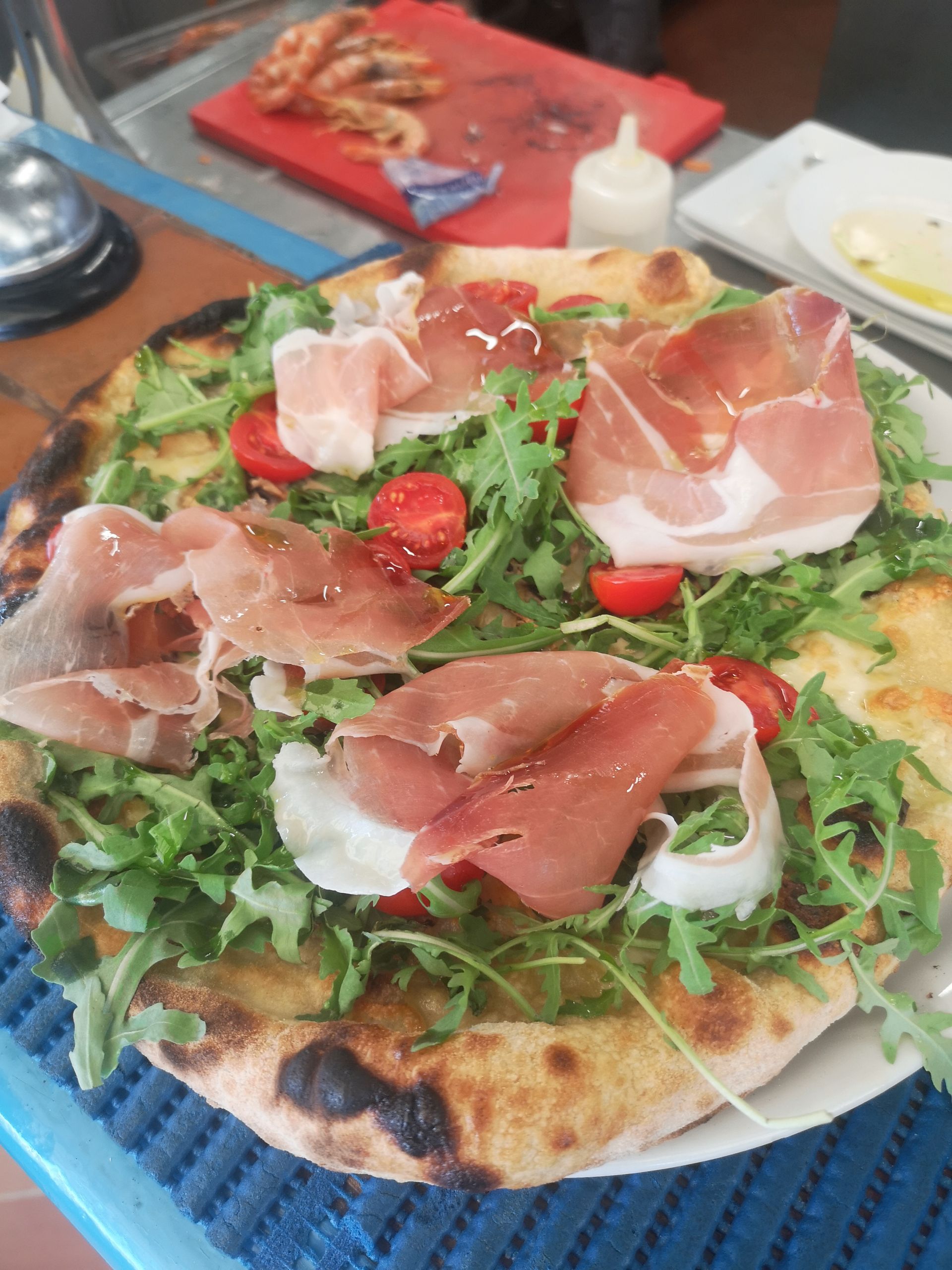 Pizza con prosciutto crudo