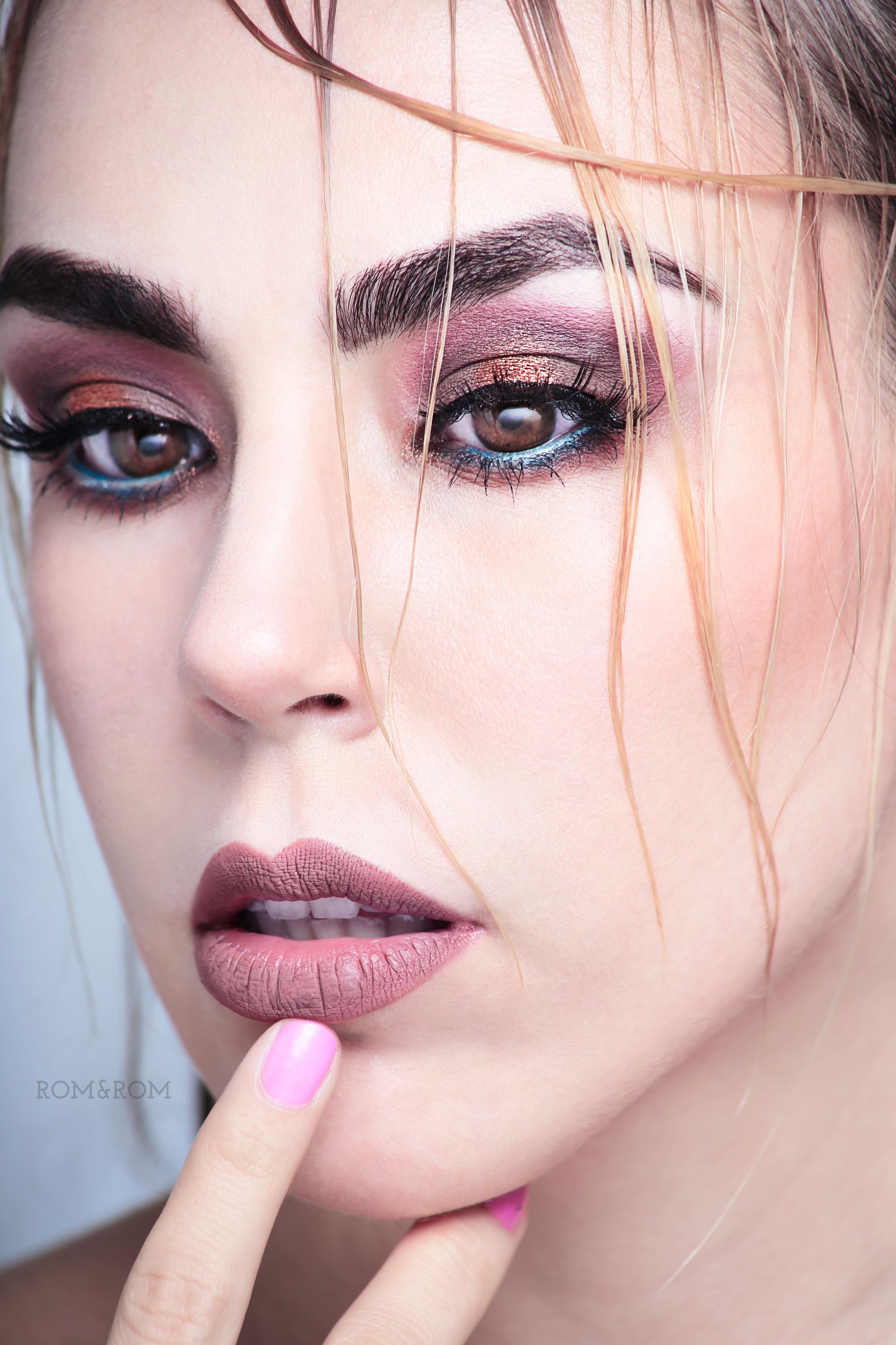 Retrato profesional cinematográfico para marca personal y especialistas médicos realizado por RomRom.