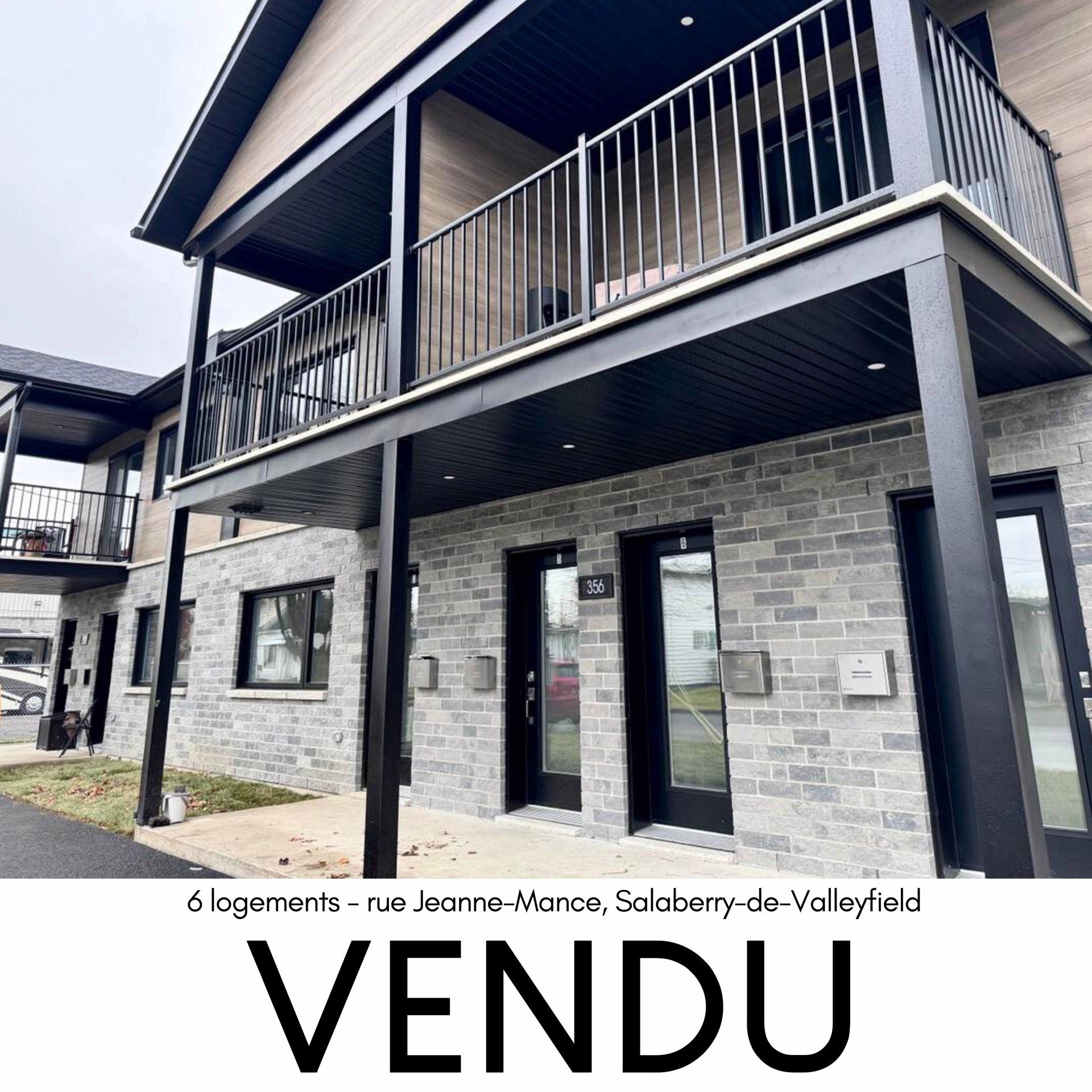 Immeuble d'habitation avec façade en pierre et balcons, labellisé 