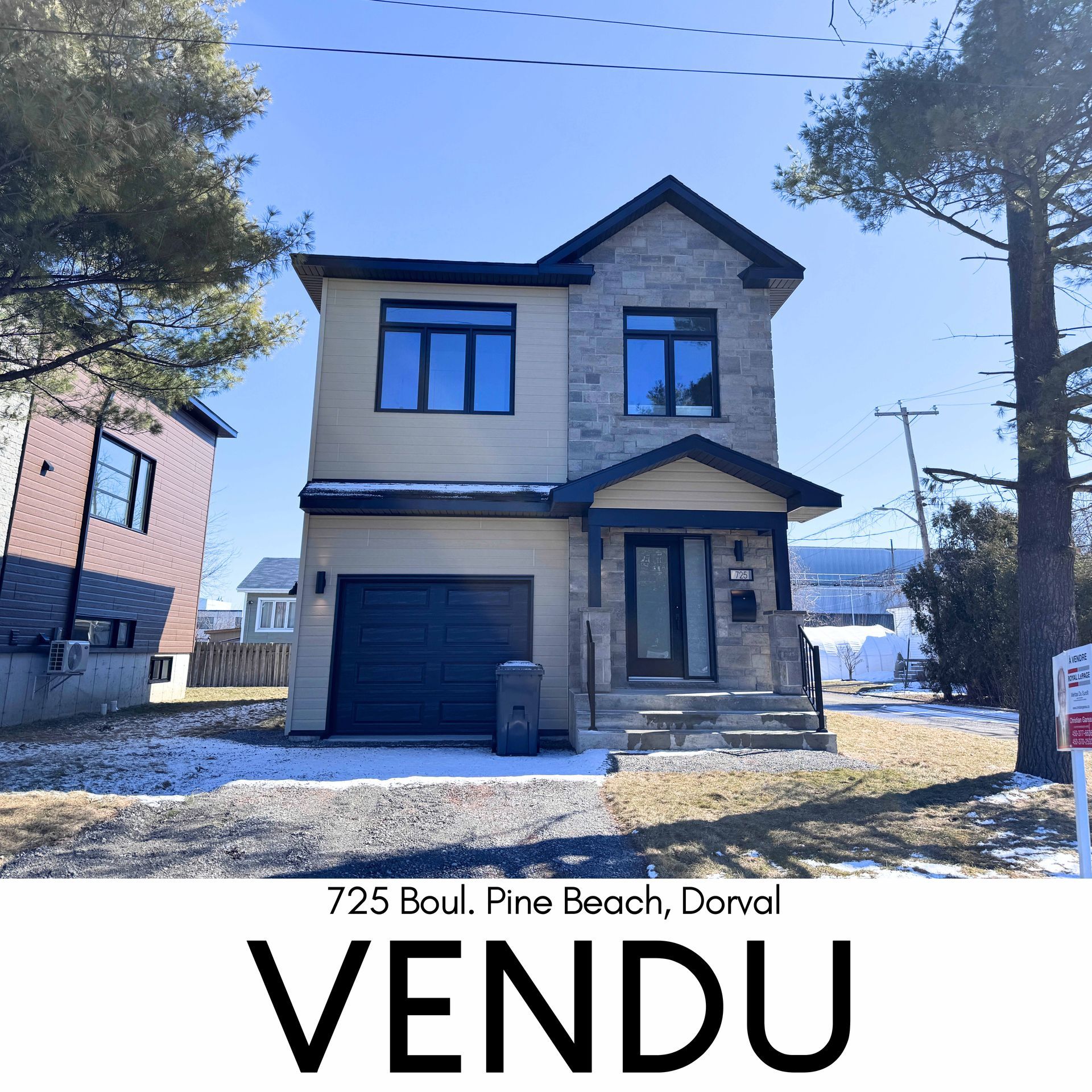 Maison moderne à étage avec revêtement beige, façade en pierre et garage. La mention « VENDU » indique qu'elle est vendue.