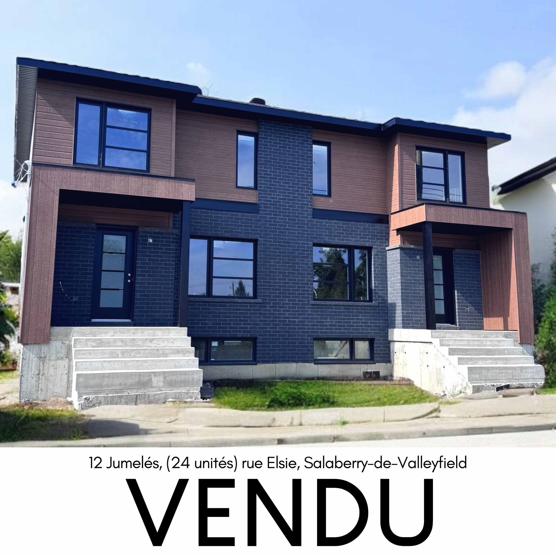 Maison de ville de deux logements à Salaberry-de-Valleyfield, au Québec, avec une pancarte « VENDU ». Façades en briques et grandes fenêtres.