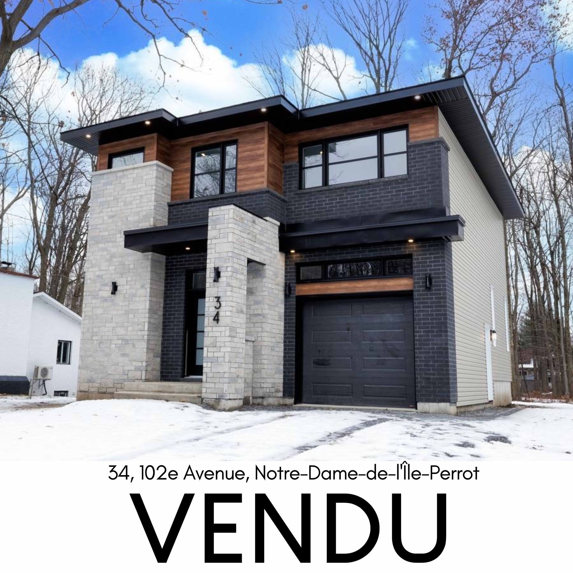 Maison moderne à deux étages avec façade grise, noire et bois. « VENDU » est inscrit en bas. Adresse : 34, 102e Avenue, Notre-Dame-de-l'Île-Perrot.