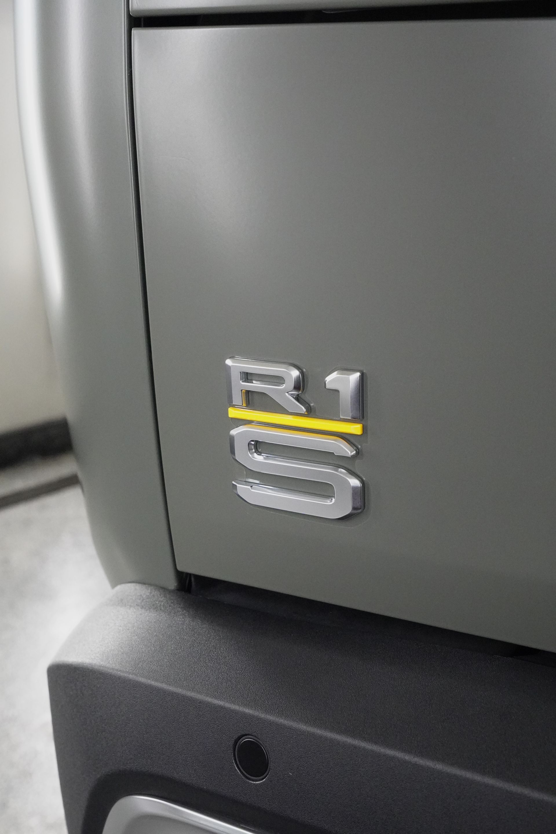 A close up of a r1 emblem on a car