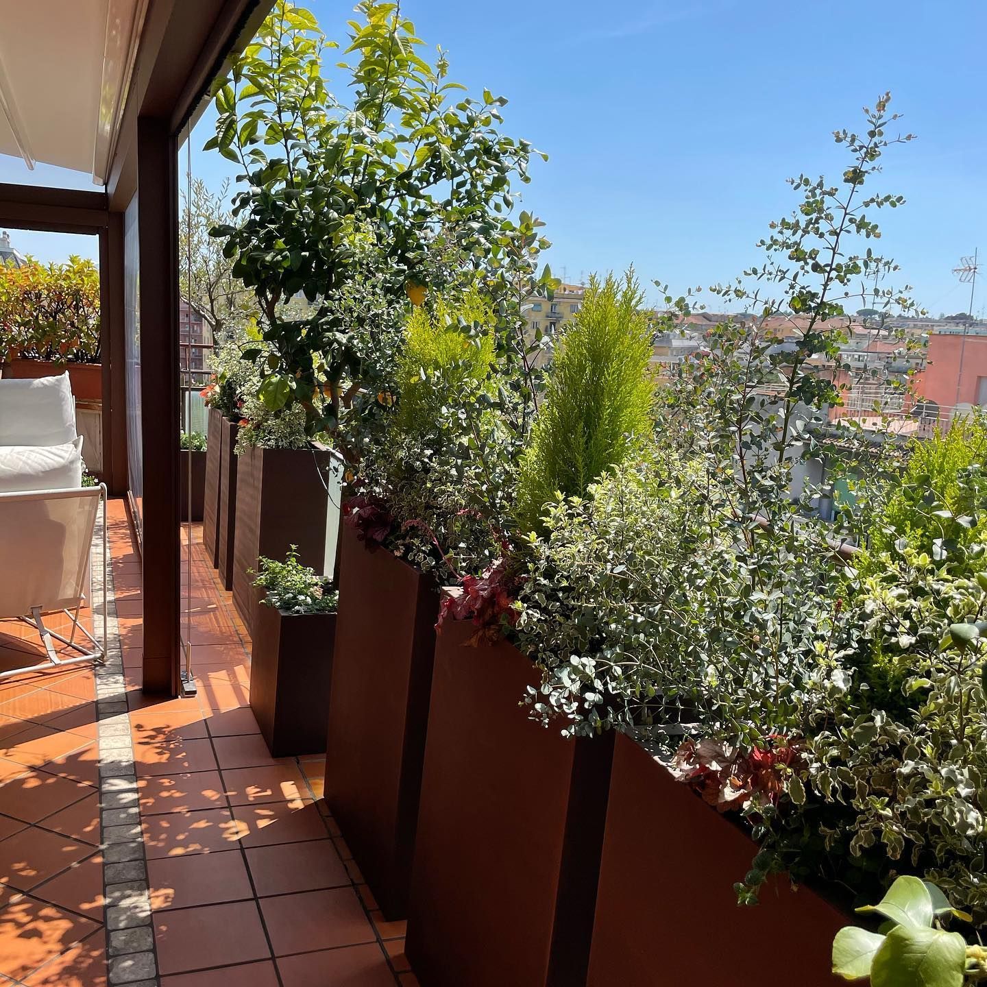 Un balcone con tante piante in vaso