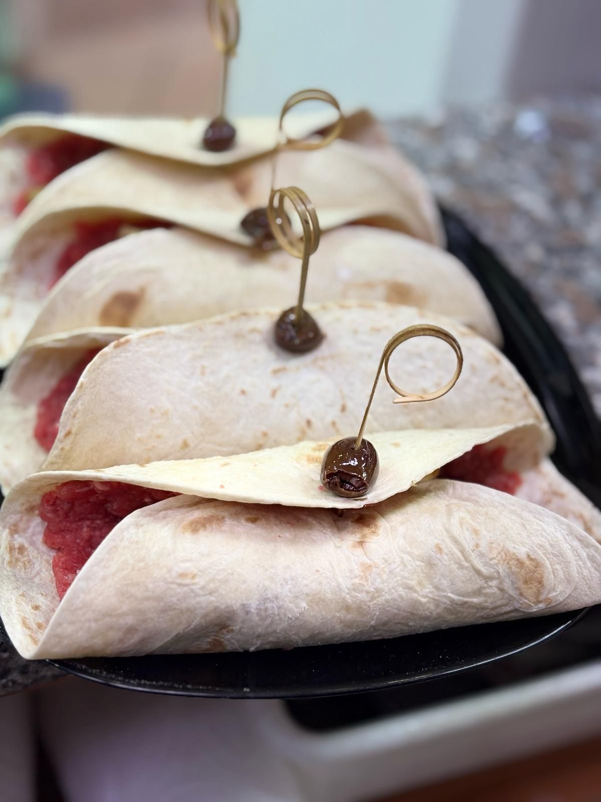 Una fila di tortillas con una ciliegia sopra