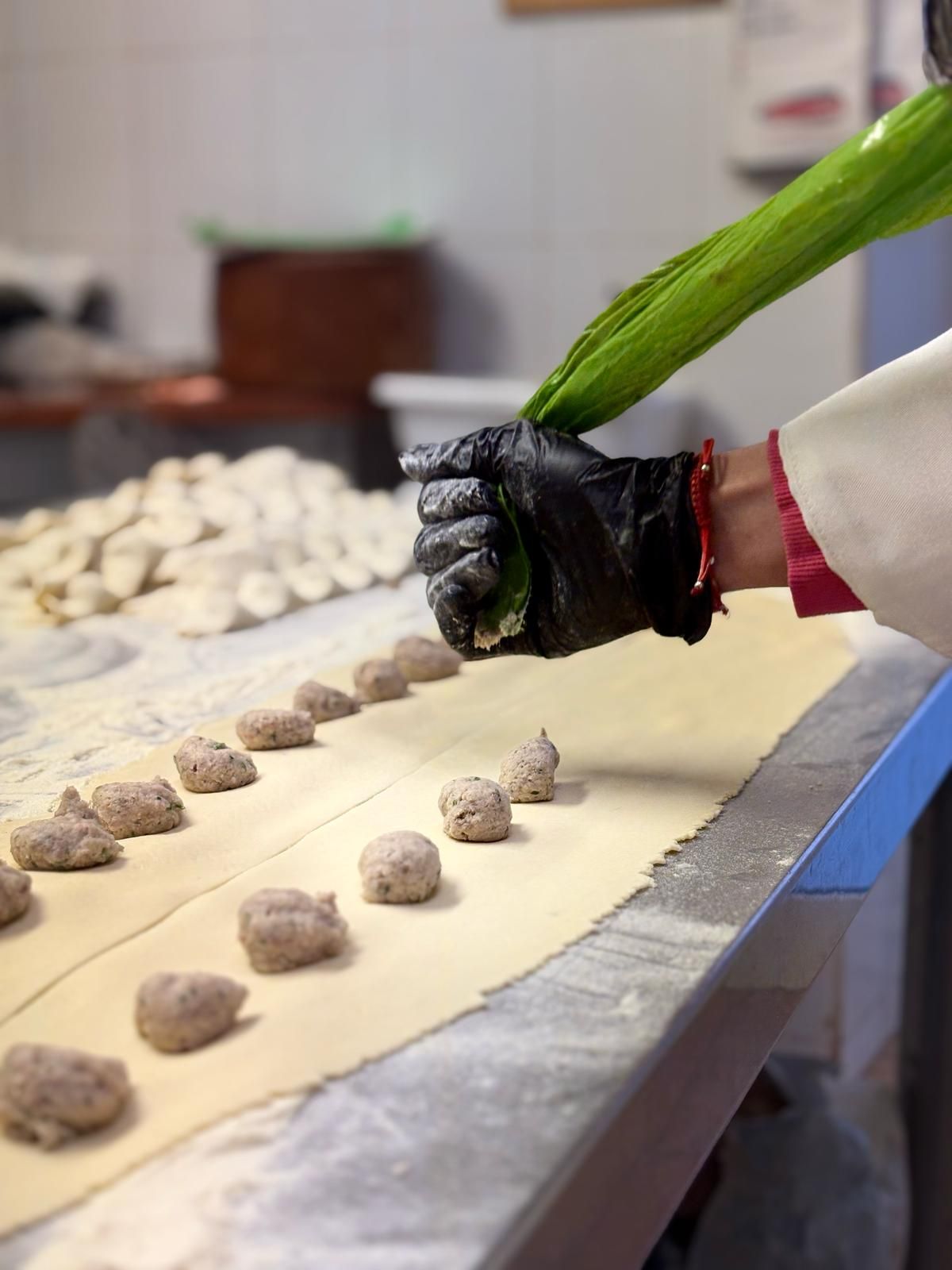 Una persona sta tagliando il sedano a polpette su un tavolo.