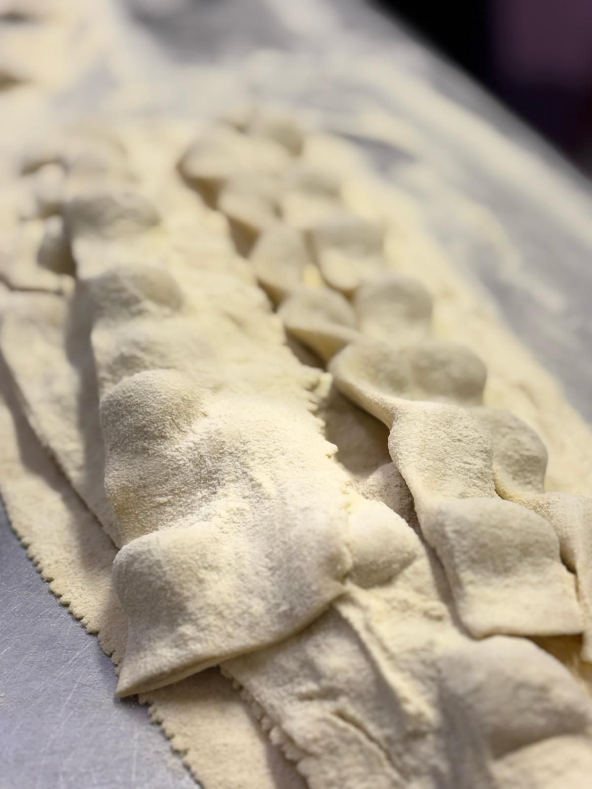 Primo piano di un pezzo di pasta su un tavolo.