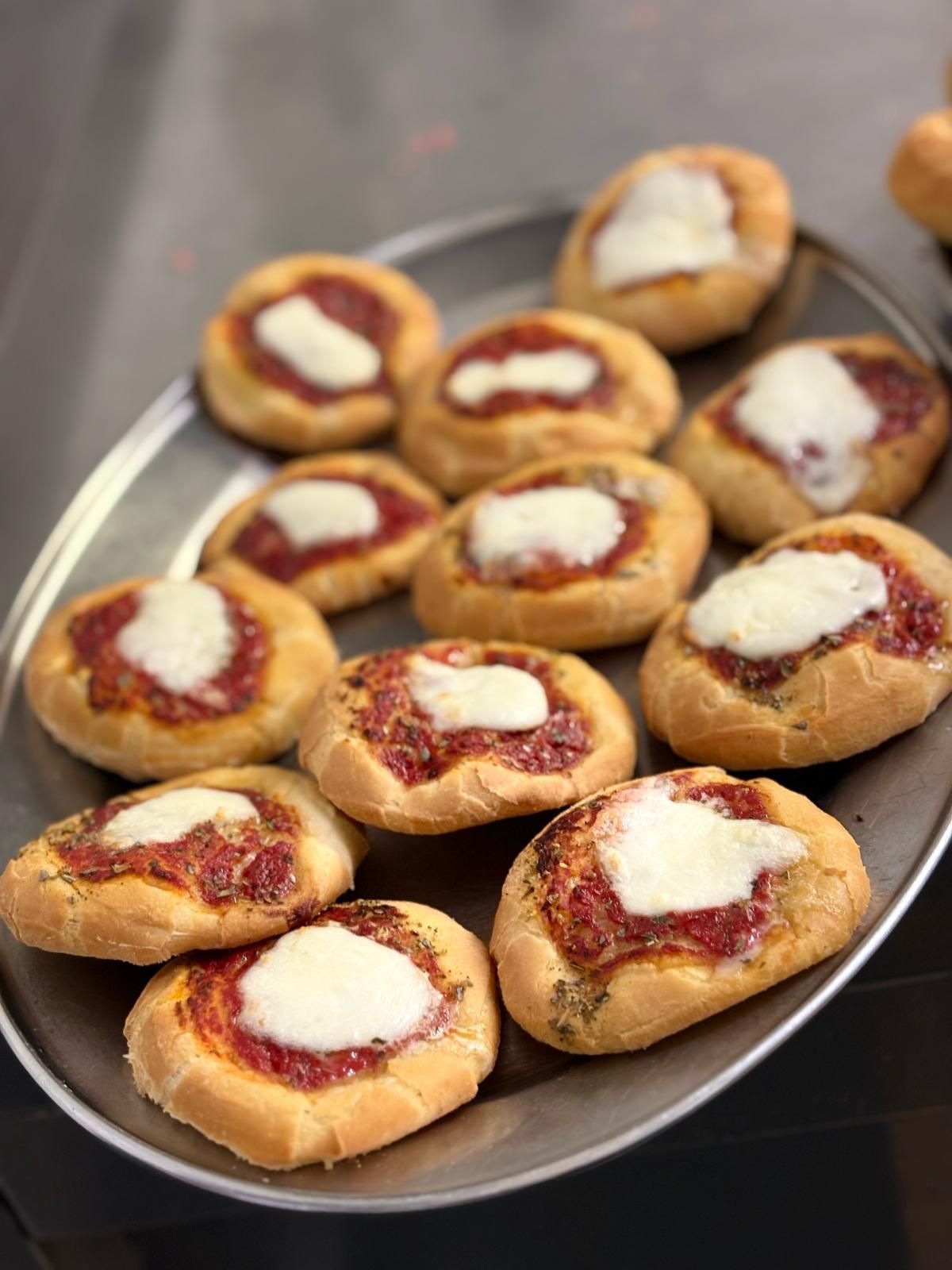 Un piatto di rotolini di pizza con salsa di pomodoro e formaggio su un tavolo.