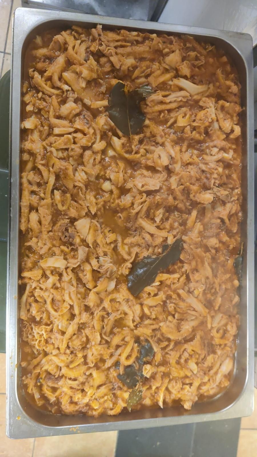 Un grande vassoio di cibo è appoggiato su un tavolo.