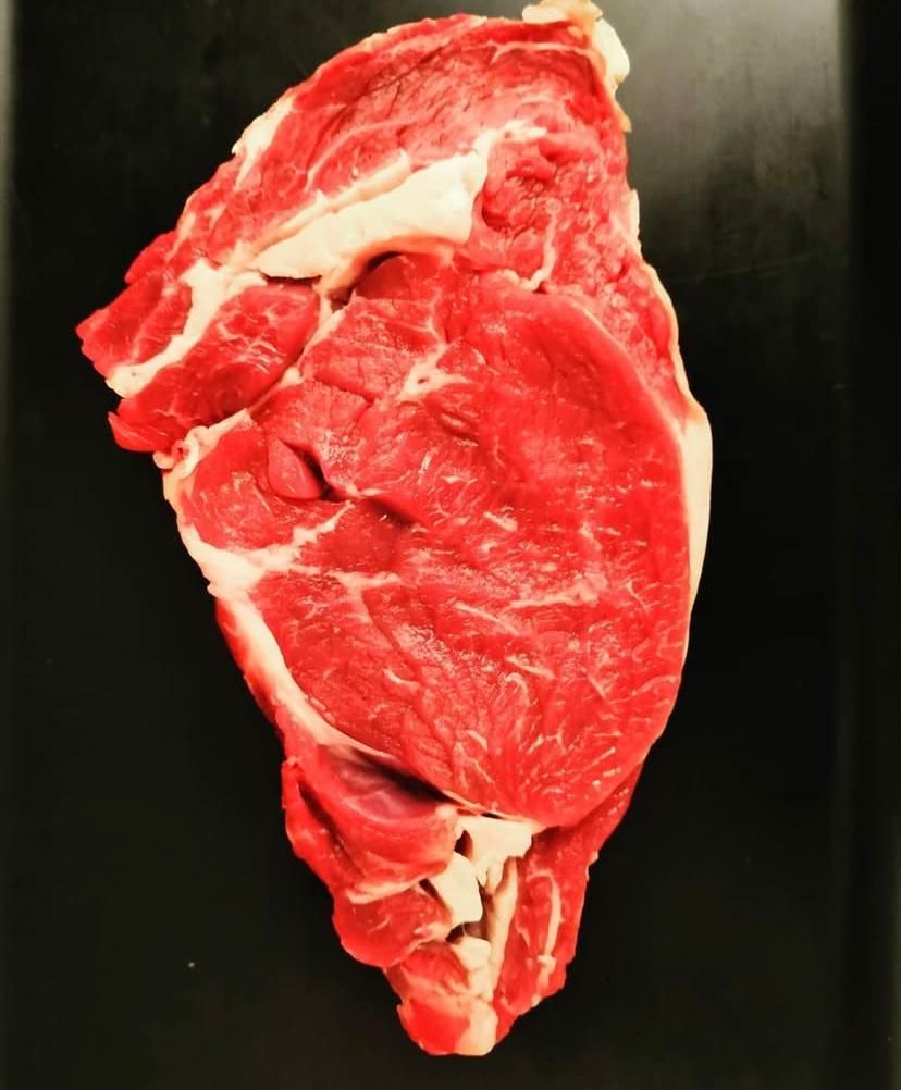 Un pezzo di manzo crudo su una superficie nera