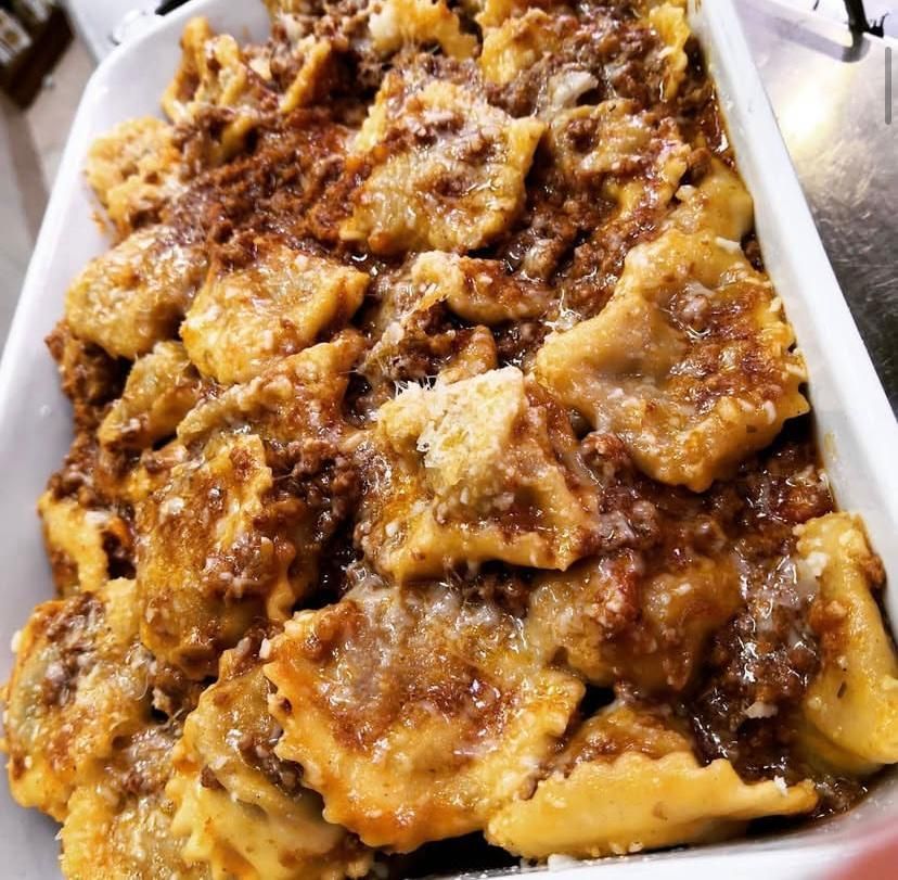 Un primo piano di una casseruola piena di pasta e carne