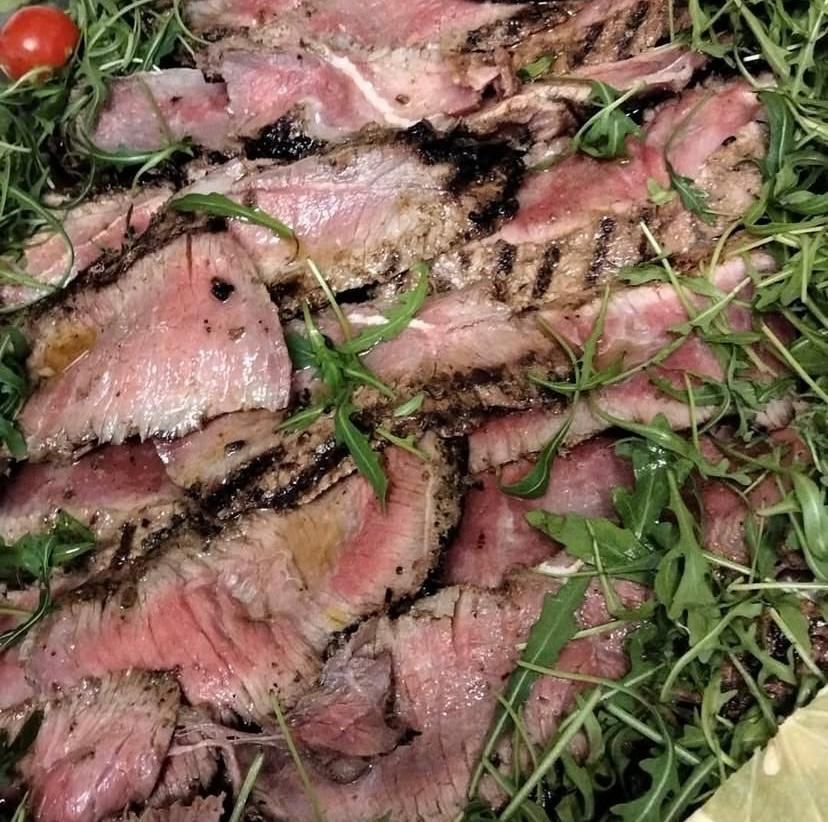 Un primo piano di un piatto di carne e verdure