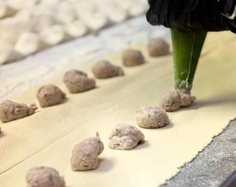 Una persona sta preparando degli gnocchi con una sac à poche.