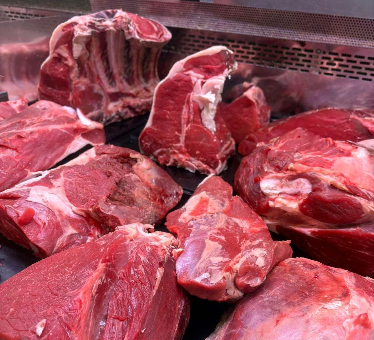 Una vetrina piena di tanta carne cruda