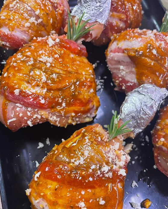 Primo piano di un vassoio di cibo con carne e salsa su un tavolo.