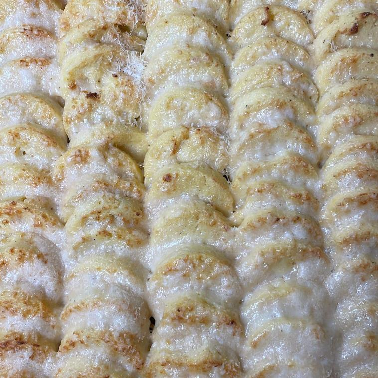 Un primo piano di una pirofila piena di biscotti.