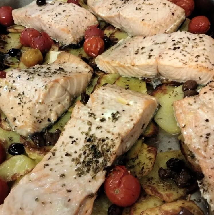 Un primo piano di un piatto di cibo con pomodori e patate