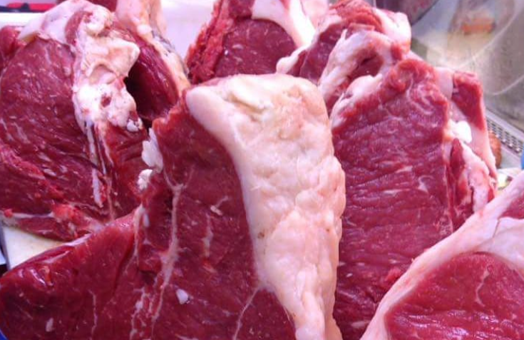 Una pila di bistecche di manzo crude su un tavolo