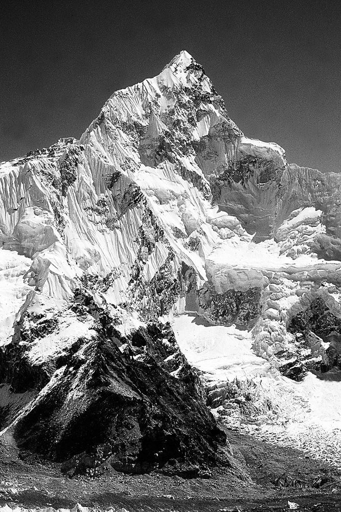 Ein Schwarzweissfoto eines schneebedeckten Berges.