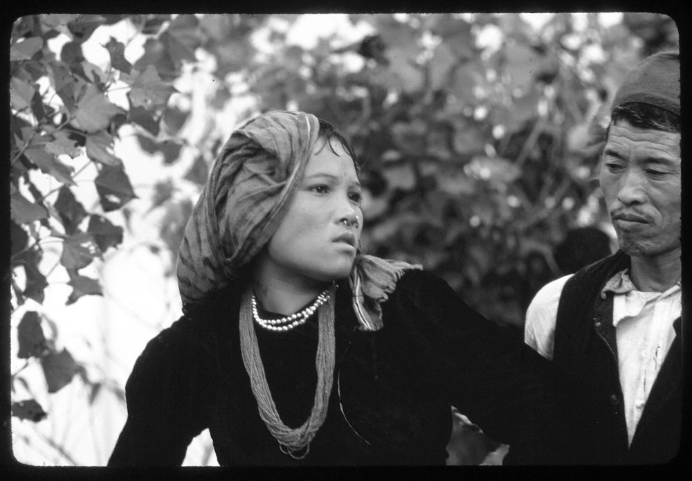 Auf einem Schwarzweissfoto stehen ein Mann und eine Frau nebeneinander.