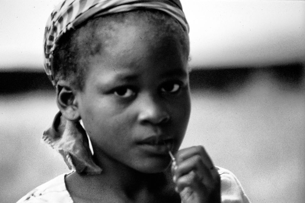 Ein Schwarzweissfoto eines jungen Mädchens mit Kopftuch