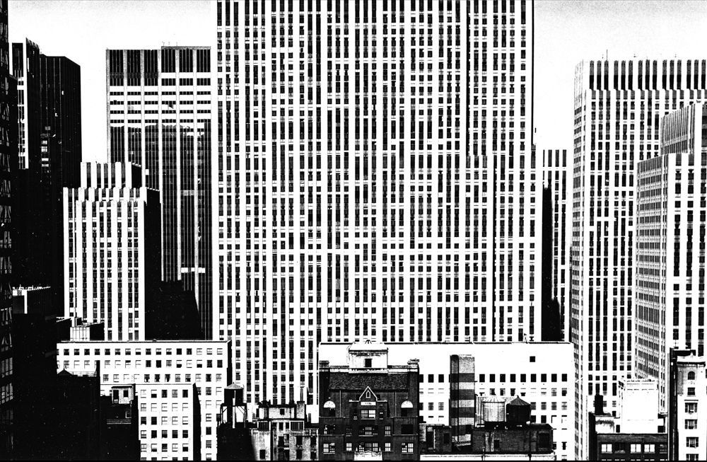 Eine schwarz-weisse Zeichnung einer Skyline mit vielen hohen Gebäuden