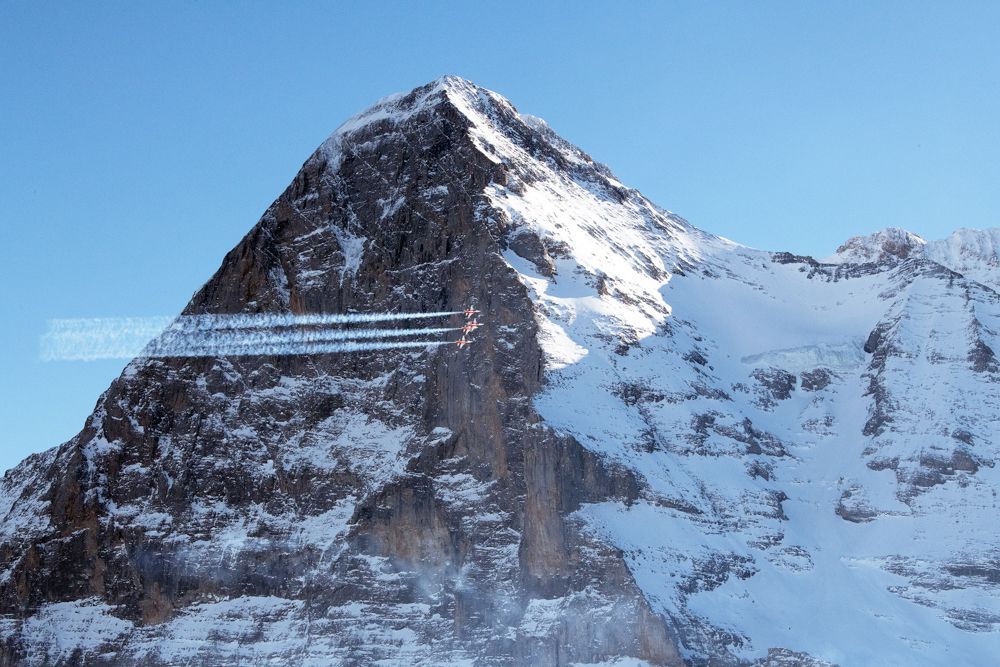Ein schneebedeckter Berg mit einem blauen Himmel im Hintergrund