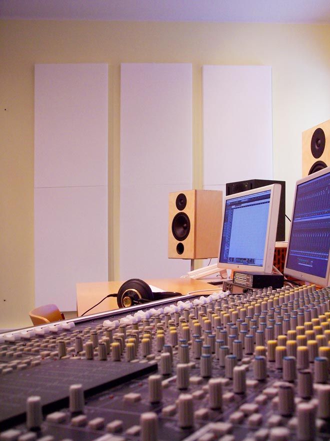 Ein Aufnahmestudio mit einem Computermonitor, Kopfhörern und Lautsprechern