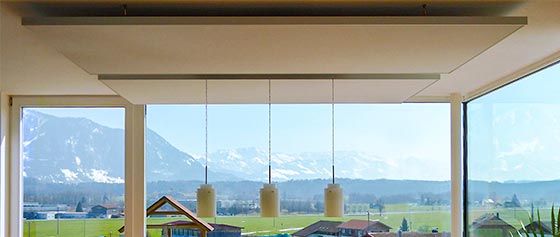 Ein Zimmer mit vielen Fenstern und Blick auf die Berge.