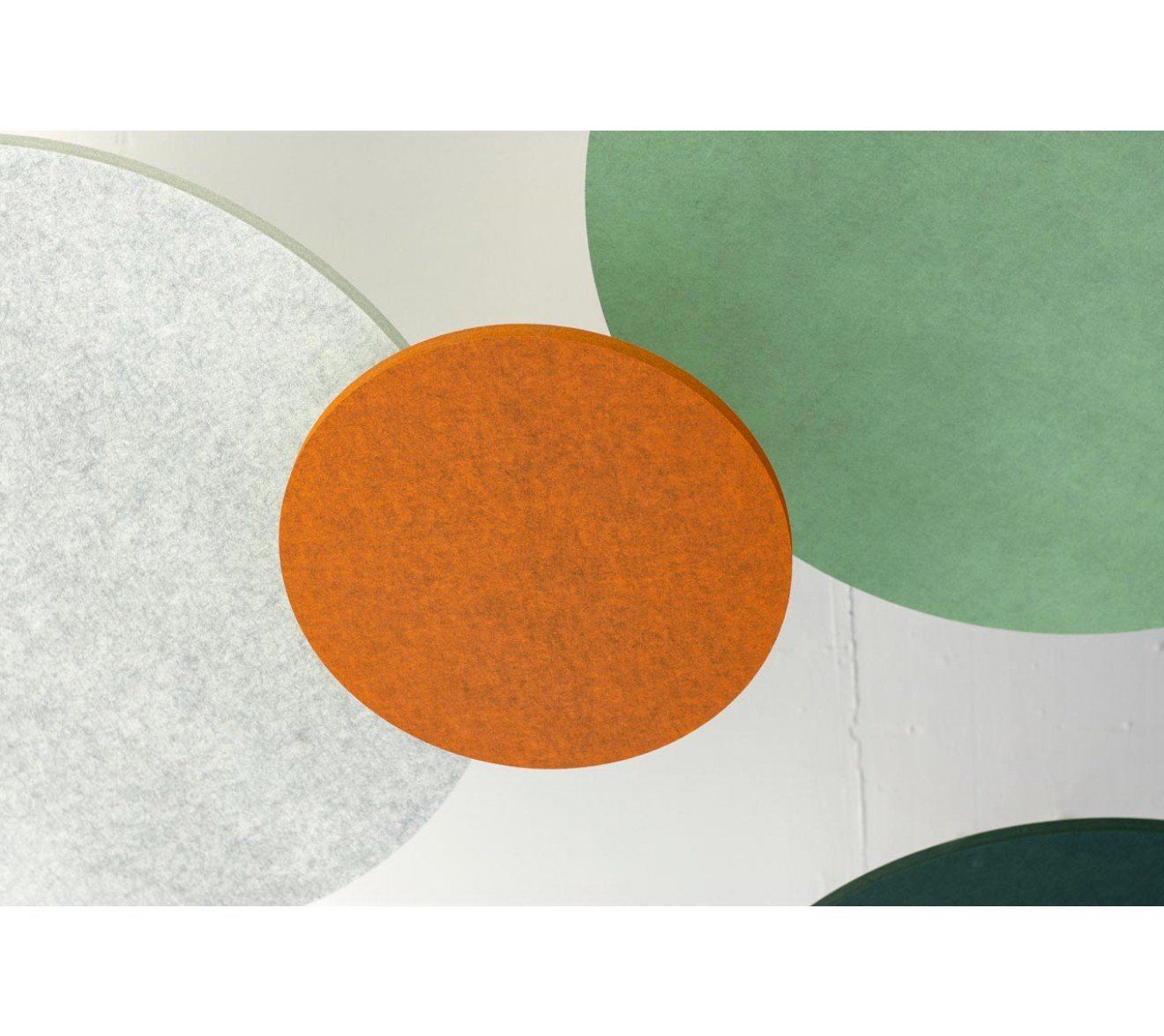 Ein Haufen verschiedenfarbiger Kreise, die von der Decke hängen