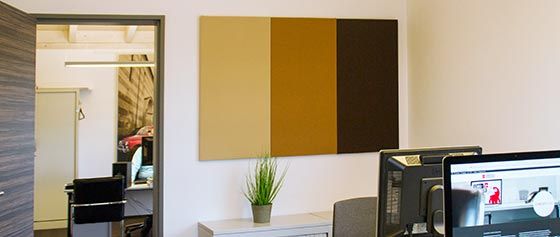 Ein Computermonitor steht auf einem Schreibtisch in einem Büro.