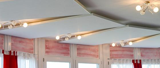 Ein Raum mit einer Decke, an der viele Lichter hängen.