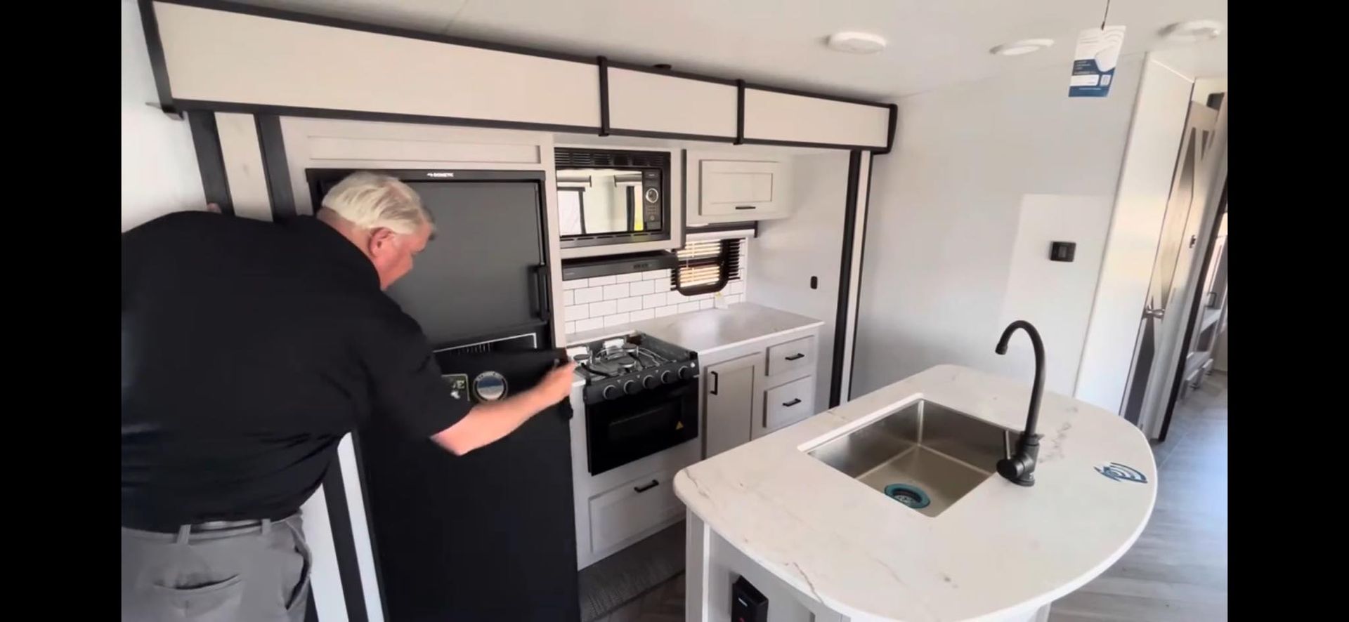 a used 2023 Heartland Mallard M33 travel trailer