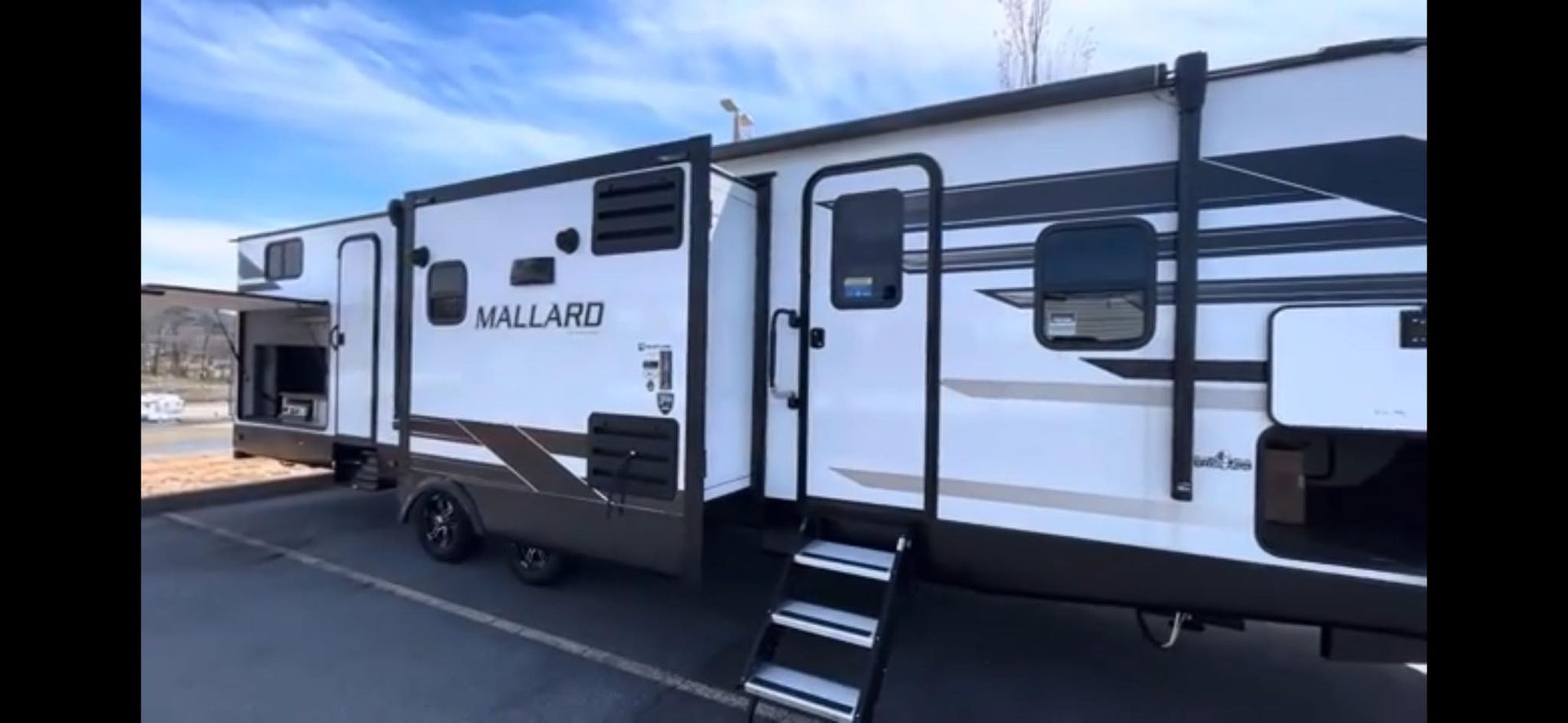 a used 2023 Heartland Mallard M33 travel trailer