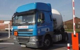 Un auto cisterna che supera un passaggio a livello