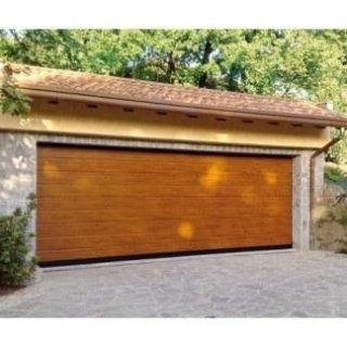 un garage con una porta in legno