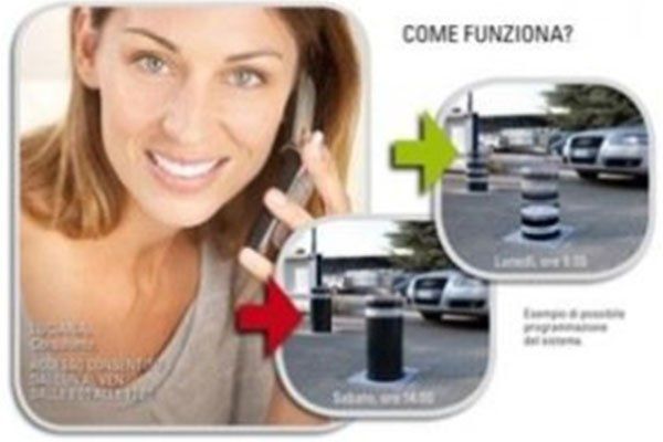 una donna al telefono e due immagini di una macchina davanti a delle barriere