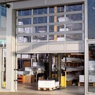 Portone automatico di un magazzino per la logistica