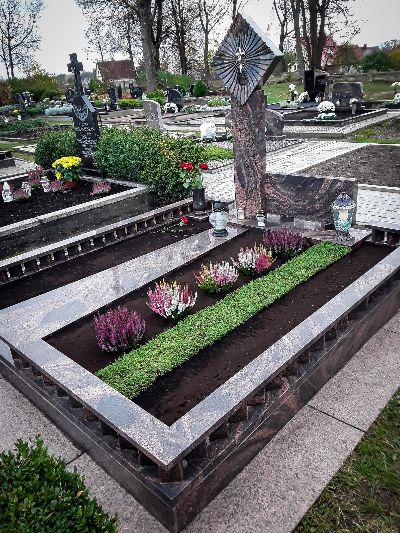 Kapas su gėlėmis ir kryžiumi