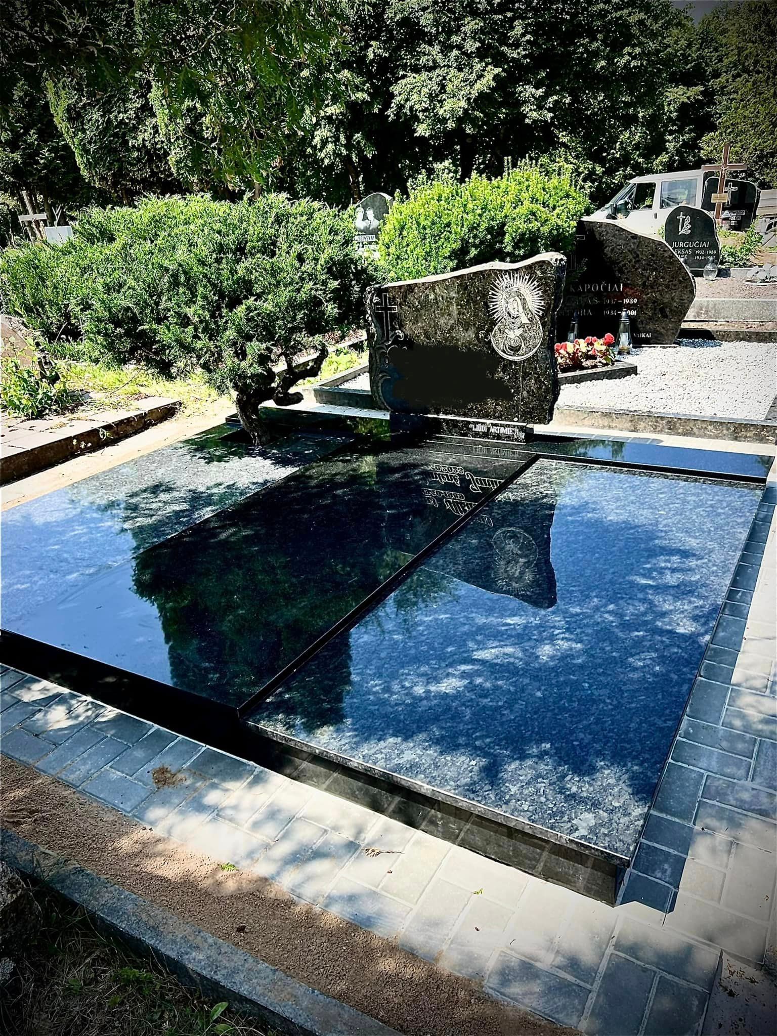 Kapas dengtas juodomis granito plokštėmis