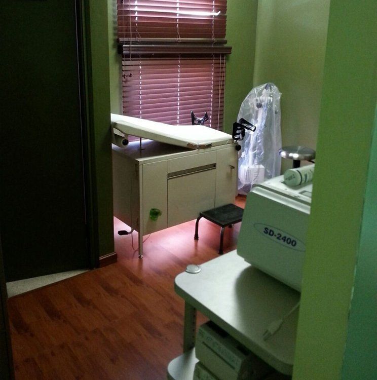 Una habitación con una mesa y una máquina que dice bd-2400