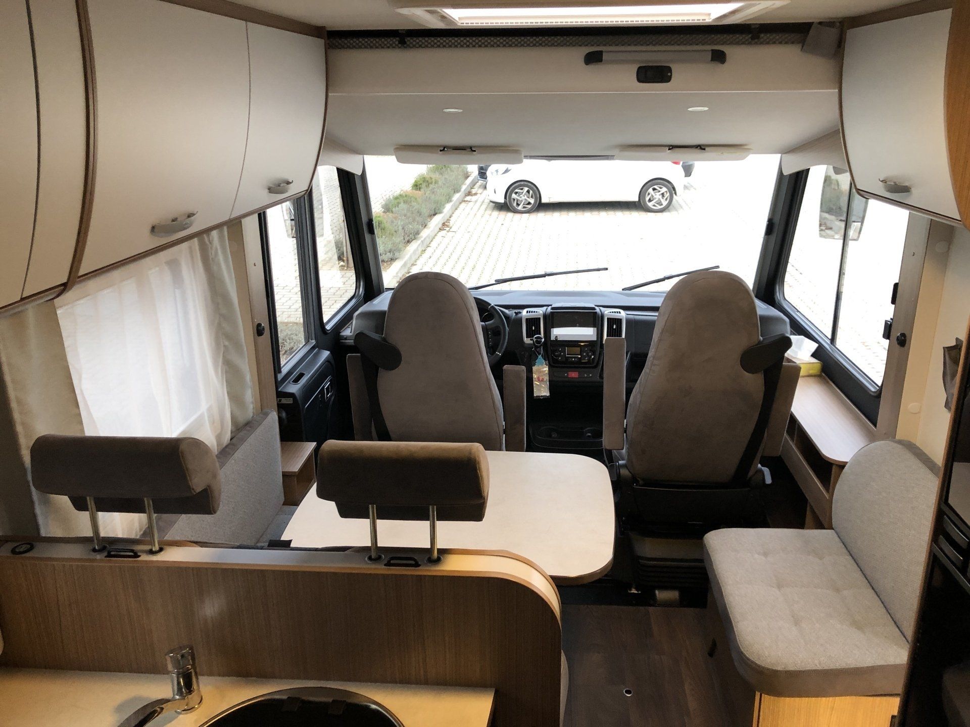 Das Innere eines Wohnmobils mit Tisch und Stühlen