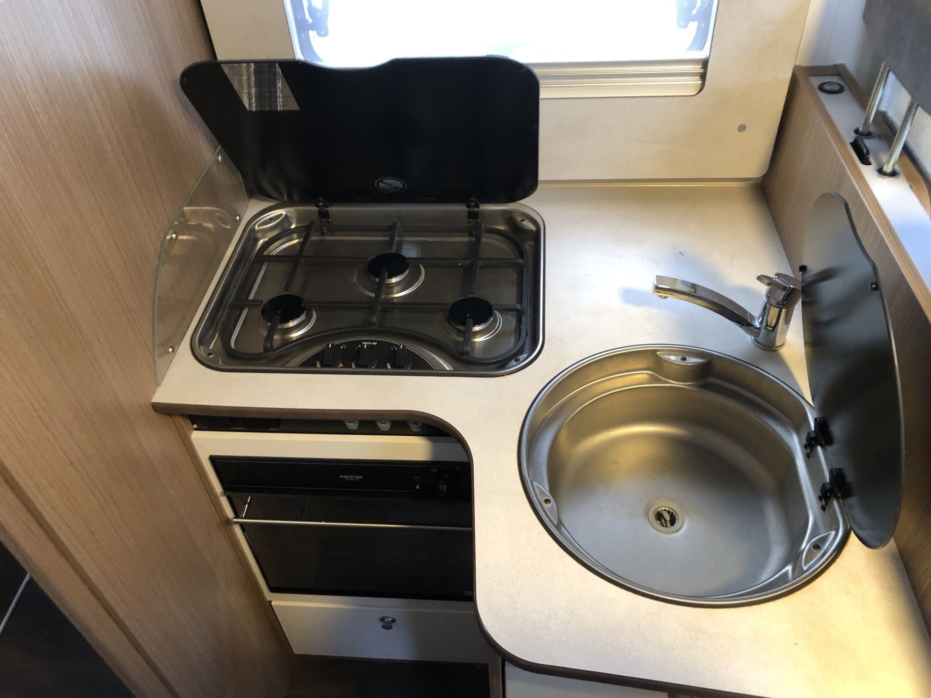 Eine Küche mit Spüle und Herd